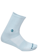 Textura y color uniforme en calcetines celestes, ideales para looks casuales.