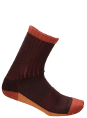 Calcetines unisex color café, confeccionados en lana Merino, combinan con botines y zapatillas urbanas.
