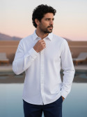 Camisa blanca de hombre en algodón con cuello camisero y botones frontales.