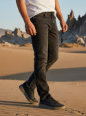 Jeans casual negros para hombre con diseño de 5 bolsillos y cierre de cremallera.