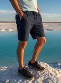 Short azul casual de hombre con pretina clásica y corte regular.
