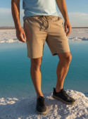 Short beige casual para hombre con corte recto a la rodilla y pretina con trabillas para cinturón.