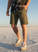 Short casual verde para hombre, confección suave y elástica.