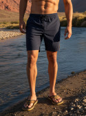Traje azul de hombre en tejido ligero con acabado liso y caída limpia.