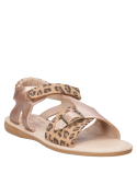 Sandalia de niña en color camel, estilo casual, adecuada para tardes ligeras y actividades diarias.