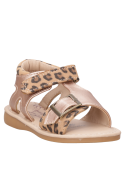 Sandalia de estilo casual en camel para niña, adecuada para días de juego y aventuras.