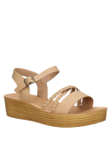 Calzado ligero beige para niña, estilo casual, recomendado para aventuras urbanas.