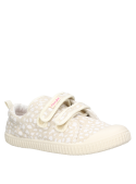Zapatilla sintética beige para niña, estilo casual, adecuada para paseos urbanos y diversión.