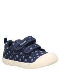 Zapatilla textil azul para niña, diseño limpio, adecuada para juegos y salidas urbanas.