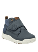 Botín urbano azul para niño, diseño casual, perfecto para combinar con jeans y chaquetas ligeras.