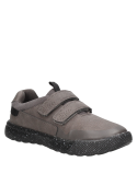 Zapato gris para niño, confeccionado en textil, recomendado para uso diario y juegos.