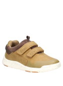 Zapato casual para niño en camel, diseñado para moverse cómodamente en la ciudad.