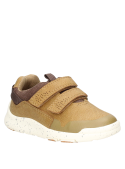 Calzado ligero y resistente camel para niño, estilo casual, perfecto para explorar la ciudad.