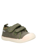 Zapatilla textil verde para niño, estilo casual, perfecta para jugar en la plaza.