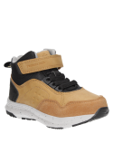 Botín casual para niño en color camel, confeccionado en material sintético y textil, cómodo para el uso diario.
