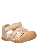Sandalia taupe para niña, estilo relajado, perfecta para un look urbano y cómodo.