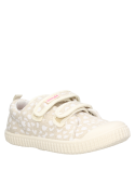 Zapatilla urbana beige para niña, estilo casual, ideal para actividades diarias y aventuras al aire libre.