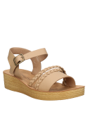 Calzado plano beige para niña, estilo casual, recomendado para combinar con ropa veraniega y ligera.