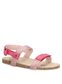 Sandalia de punta abierta rosada para niña, diseñada para comodidad durante todo el día.