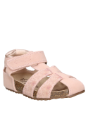 Sandalia ligera y flexible para niña, color rosado, perfecta para un look relajado en actividades diarias.
