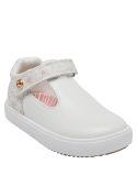 Calzado casual blanco para niña, suela liviana, recomendado para aventuras urbanas.