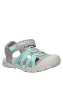 Calzado sintético gris para niña, combina bien con jeans y chaquetas, perfecto para el verano.