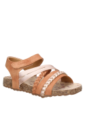 Sandalia abierta camel para niña, perfecta para combinar con ropa veraniega y relajada.