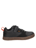 Zapatilla negra para niño, estilo casual, perfecta para un look versátil diario.