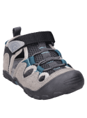 Calzado casual gris para niños, resistente y seguro, perfecto para jugar y explorar.