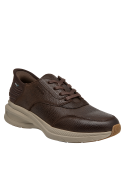 Zapato versátil café para hombre, adecuado para jeans y pantalones de vestir.