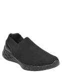 Zapatillas de mujer negras, taco plano de 3 cm, ideales para combinar con jeans o vestidos casuales.