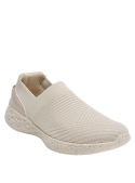 zapatilla urbana beige mujer perfecta para combinar con jeans y looks relajados