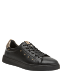 Zapatilla de cuero negro para mujer, taco plano de 2 cm, recomendada para uso diario.