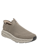 Zapatilla cómoda taupe para hombre, diseño anatómico, recomendada para caminatas urbanas diarias.