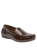 mocasín café para mujer, estilo formal, ideal para uso diario, cuero suave, taco plano, comodidad prolongada.