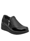 Zapato negro de cuero para mujer, diseño chic con detalles de charol, perfecto para salir.