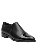 Zapato de cuero negro para mujer, diseño minimalista, recomendado para uso diario y eventos sociales.