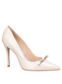 Zapato de tacón alto beige, diseño sofisticado para mujer, ideal para salir de noche.