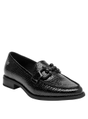 mocasín negro mujer con punta redonda, combina bien con pantalones o vestidos.