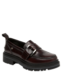 mocasín burdeos mujer, acabado en cuero brillante que aporta versatilidad y elegancia al atuendo.