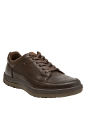 Zapato masculino en color café, diseño atemporal para looks informales.