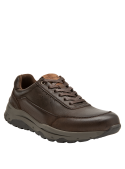 Zapato de cuero café con punta redonda para hombre, estilo versátil, perfecto para jeans y chaqueta.