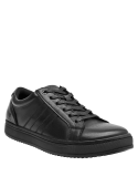 Zapatilla de cuero negro para hombre, diseño moderno, perfecta para combinar con jeans o joggers.