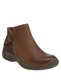 Calzado casual de cuero café para mujer, cómodo para actividades cotidianas.