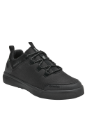 Zapatillas de estilo natural para hombre en color negro, recomendadas para caminatas y aventuras diarias.