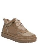 Zapatillas de mujer en color beige, taco plano de 2.5 cm, adecuadas para un look urbano y relajado.