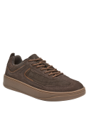 Zapatillas urbanas para hombre en color moro, perfectas para aventuras al aire libre.