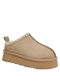 Pantuflas de 5.5 cm de altura en color beige, perfectas para un look relajado y acogedor.