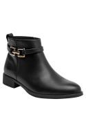 Botín negro de cuero con punta redonda, recomendado para un look fresco y moderno en actividades diarias.