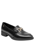 mocasín negro mujer cuero detalles sutilemente elegantes look casual chic